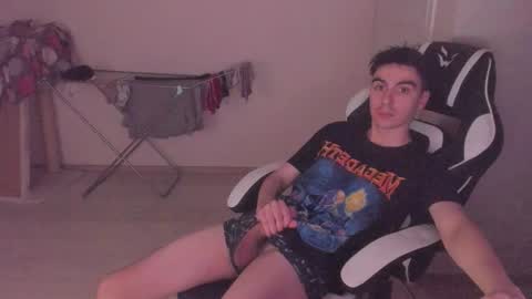 Snapshot of stralght_twinks chatting on 10.15.25 Ray online show from 10.15.25