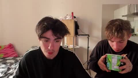Snapshot of stralght_twinks chatting on 05.27.26 Ray online show from 05.27.26