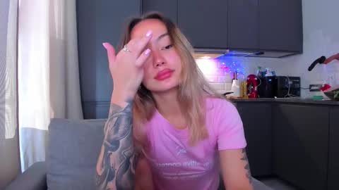 Snapshot of strawberrypie99 chatting on 09.11.25 Tati and Lola online show from 09.11.25