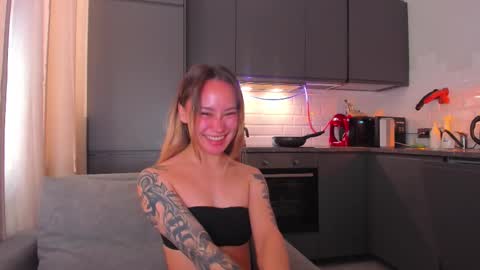 Snapshot of strawberrypie99 chatting on 09.29.25 Tati and Lola online show from 09.29.25