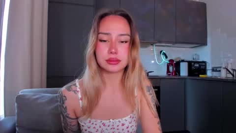 Snapshot of strawberrypie99 chatting on 10.18.25 Tati and Lola online show from 10.18.25