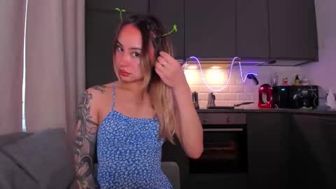 Snapshot of strawberrypie99 chatting on 11.12.25 Tati and Lola online show from 11.12.25