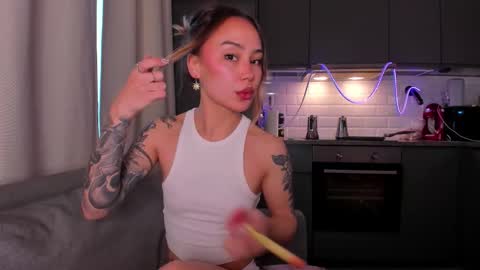 Snapshot of strawberrypie99 chatting on 11.14.25 Tati and Lola online show from 11.14.25