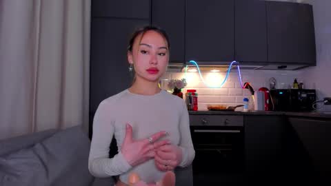 Snapshot of strawberrypie99 chatting on 11.27.25 Tati and Lola online show from 11.27.25