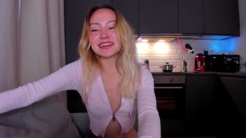 Snapshot of strawberrypie99 chatting on 01.09.26 Tati and Lola online show from 01.09.26