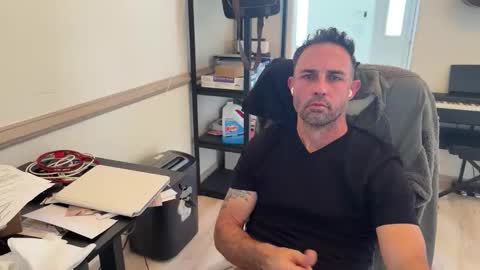 Snapshot of stukeswg chatting on 04.17.26 Simon online show from 04.17.26