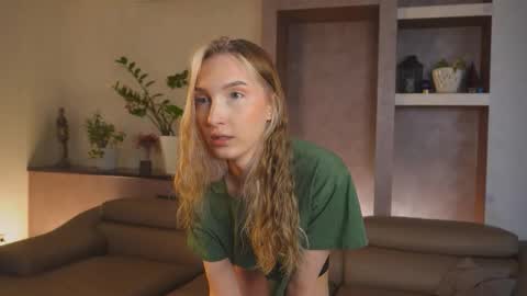 Snapshot of suannedoriean chatting on 03.11.26 Mure online show from 03.11.26