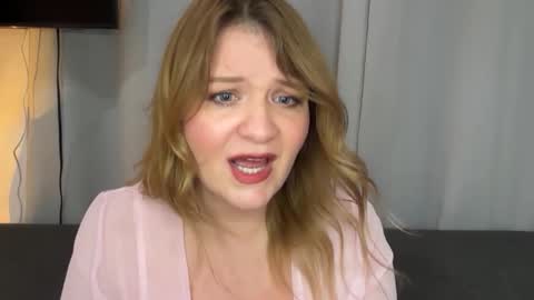 Snapshot of submissivescarletxo chatting on 05.15.26 Scarlet online show from 05.15.26