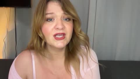 Snapshot of submissivescarletxo chatting on 05.15.26 Scarlet online show from 05.15.26