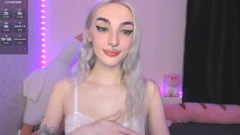 Snapshot of succubantra chatting on 11.28.25 Chloe online show from 11.28.25