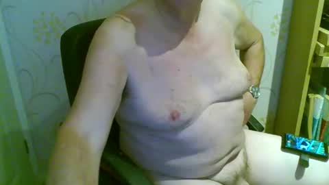 Snapshot of suffolkboy4 chatting on 12.04.25 suffolkboy4 online show from 12.04.25