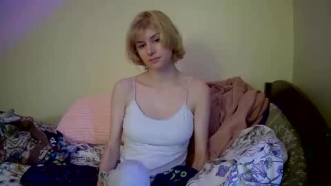 Snapshot of suicunebitch chatting on 01.03.25 Ophelia online show from 01.03.25