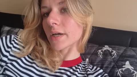 Snapshot of suicunebitch chatting on 10.29.25 Ophelia online show from 10.29.25