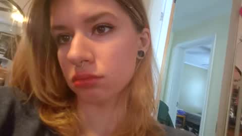 Snapshot of suicunebitch chatting on 01.05.26 Ophelia online show from 01.05.26