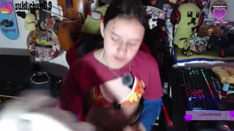 Snapshot of sukichan_ chatting on 11.06.25 Sukylee online show from 11.06.25