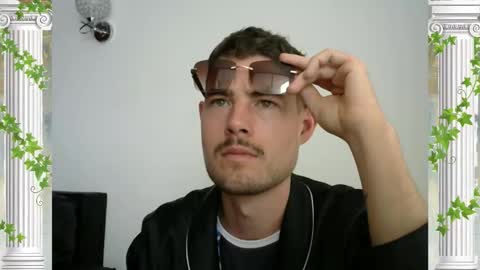 Snapshot of sultansgirls chatting on 12.17.25 The Sultan online show from 12.17.25