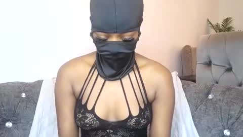 Snapshot of sultryaura chatting on 10.08.25 maskedtemptress online show from 10.08.25