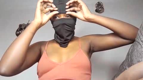 Snapshot of sultryaura chatting on 10.15.25 maskedtemptress online show from 10.15.25