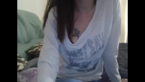 Snapshot of suni_bitch chatting on 03.04.25 suni online show from 03.04.25