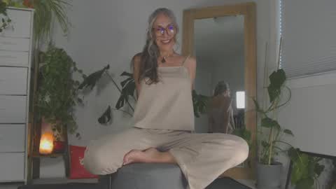 Hi Im Sunnie - Next show Friday August 1 online show from 05.08.26