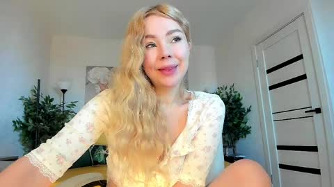 Snapshot of super_peach chatting on 04.11.26 Jenn online show from 04.11.26