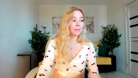 Snapshot of super_peach chatting on 04.14.26 Jenn online show from 04.14.26