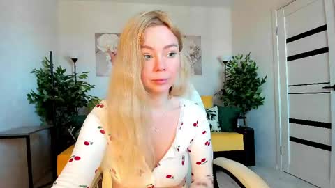 Snapshot of super_peach chatting on 04.18.26 Jenn online show from 04.18.26