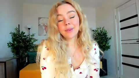Snapshot of super_peach chatting on 05.01.26 Jenn online show from 05.01.26