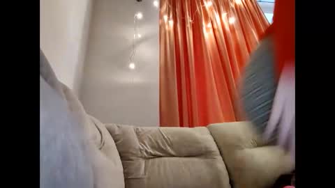 Snapshot of supereasyx chatting on 01.05.25 Annie online show from 01.05.25