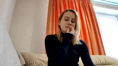 Snapshot of supereasyx chatting on 01.18.25 Annie online show from 01.18.25