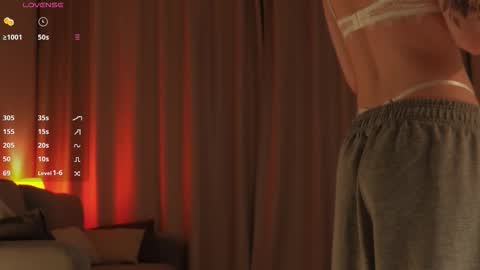 Snapshot of suriri chatting on 02.15.26 Suri online show from 02.15.26