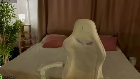 Snapshot of susan__clark chatting on 07.08.26 Annie online show from 07.08.26