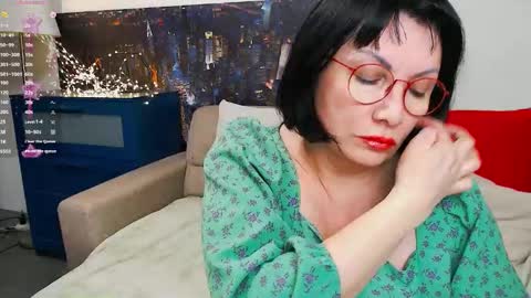 Snapshot of susanflower chatting on 03.12.25 Susan online show from 03.12.25