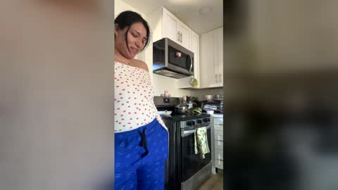 Snapshot of suzyishellawet chatting on 03.12.26 Suzy online show from 03.12.26