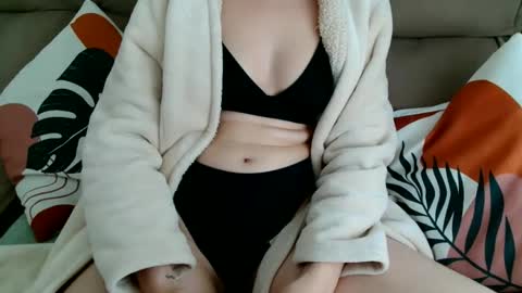 Snapshot of suzysummerrrrrrrrr chatting on 11.24.25 The real sugar baby Suzy Summer online show from 11.24.25