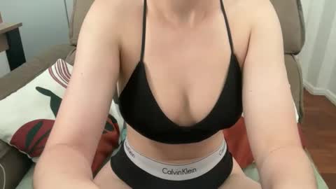 Snapshot of suzysummerrrrrrrrr chatting on 12.19.25 The real sugar baby Suzy Summer online show from 12.19.25