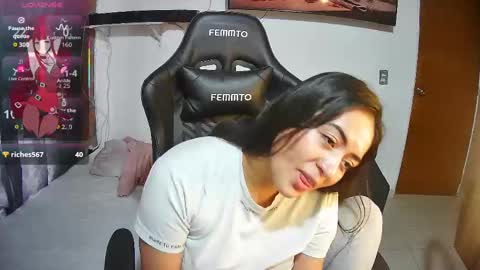 Snapshot of sweet10salome chatting on 10.25.25 sweet10salome online show from 10.25.25