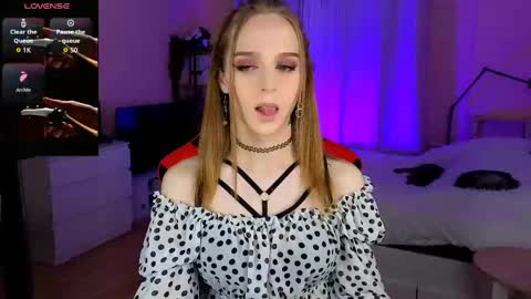 Snapshot of sweet_ali3s chatting on 09.21.25 Call me Alis   online show from 09.21.25