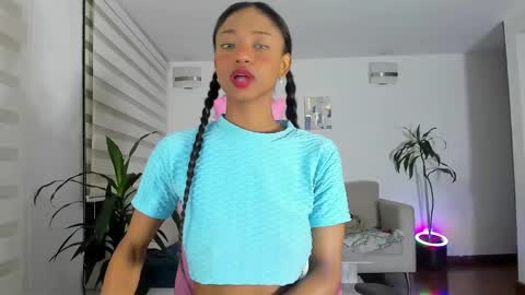 Snapshot of sweet_brunette88 chatting on 01.06.25 sweet_brunette88 online show from 01.06.25