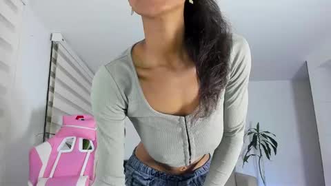 Snapshot of sweet_brunette88 chatting on 01.28.25 sweet_brunette88 online show from 01.28.25