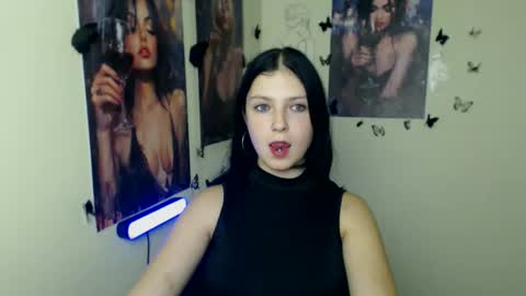 Snapshot of sweet_cherryg chatting on 10.24.25 Ivy online show from 10.24.25