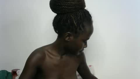 Snapshot of sweet_diva19 chatting on 10.30.25 sweet_diva19 online show from 10.30.25