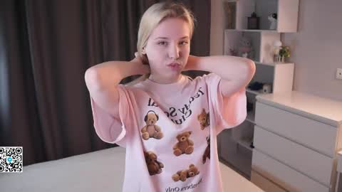 Snapshot of sweet_lily_1 chatting on 04.29.26 Lily online show from 04.29.26