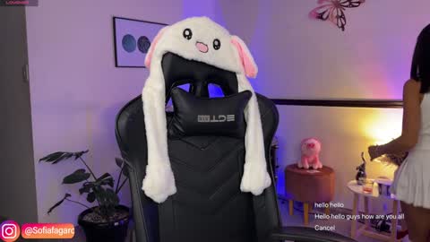 Snapshot of sweet_littleee chatting on 01.19.25 free            private online show from 01.19.25