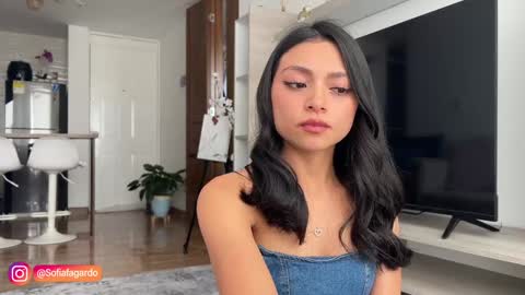Snapshot of sweet_littleee chatting on 10.01.25 free            private online show from 10.01.25