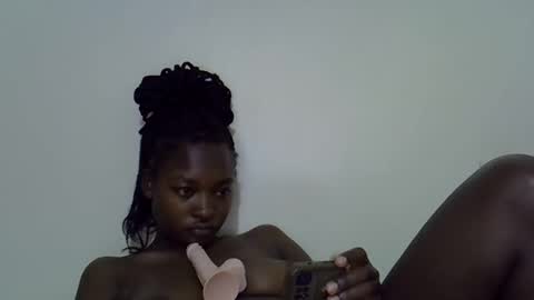Snapshot of sweet_lunaz chatting on 10.18.25 sweet_lunaz online show from 10.18.25