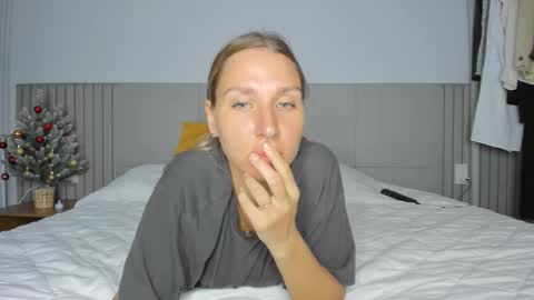 Snapshot of sweet_miss381 chatting on 12.23.25 Sofi online show from 12.23.25