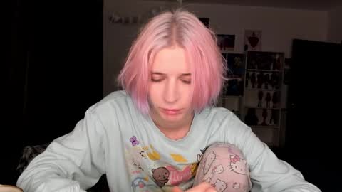 Snapshot of sweet_peach__ chatting on 10.30.25 kira online show from 10.30.25