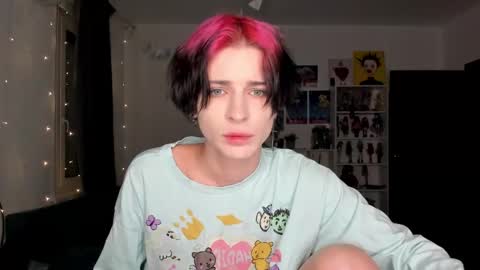 Snapshot of sweet_peach__ chatting on 11.19.25 kira online show from 11.19.25