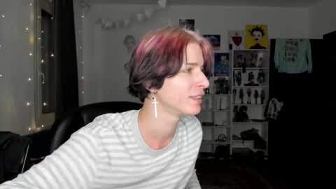 Snapshot of sweet_peach__ chatting on 11.25.25 kira online show from 11.25.25